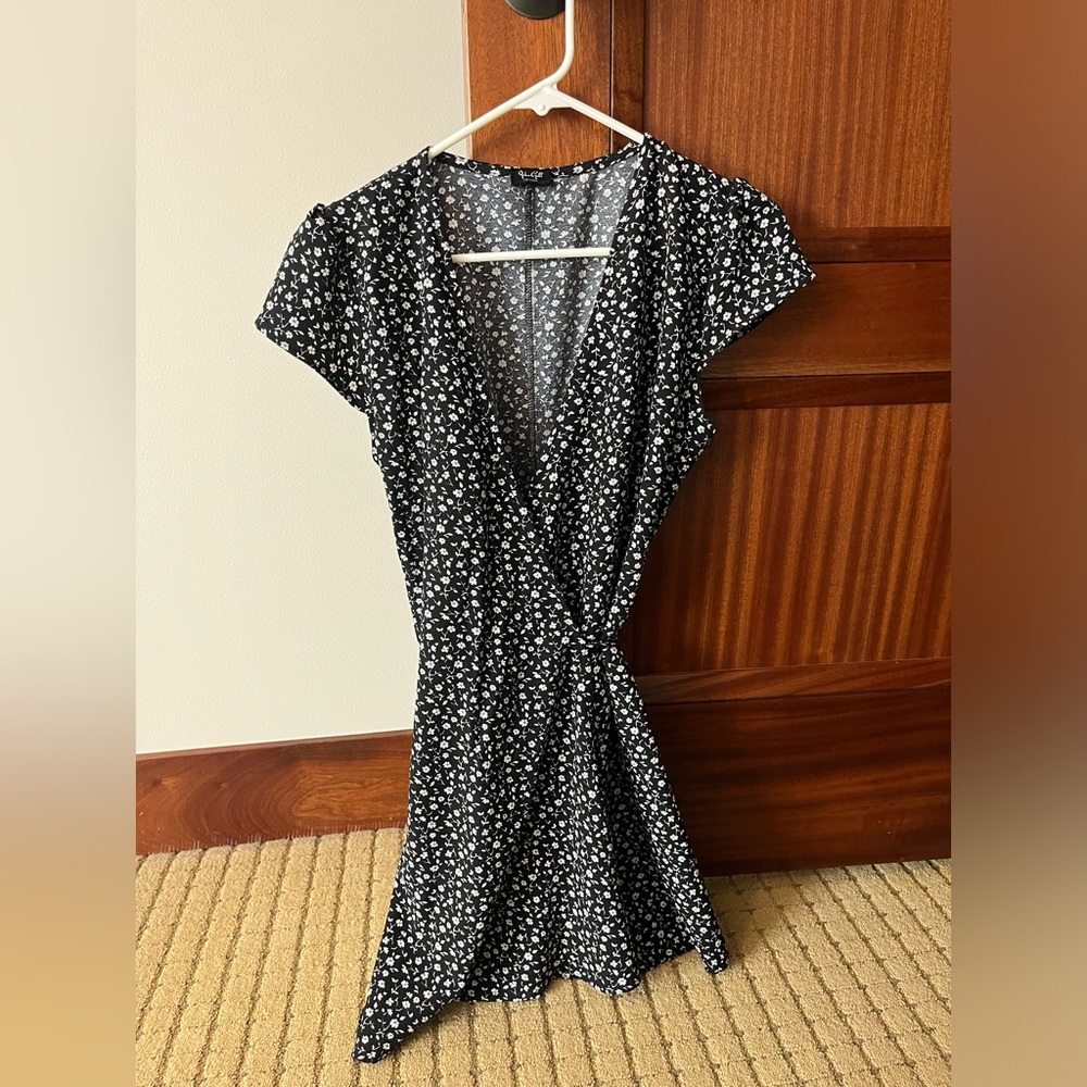 John Galt (Pacsun) Wrap Floral Mini Dress, Size Small